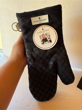 NWT - Wendy Bellissimo 2pc: Black Oven Mitt Set w/ Silicone Grip